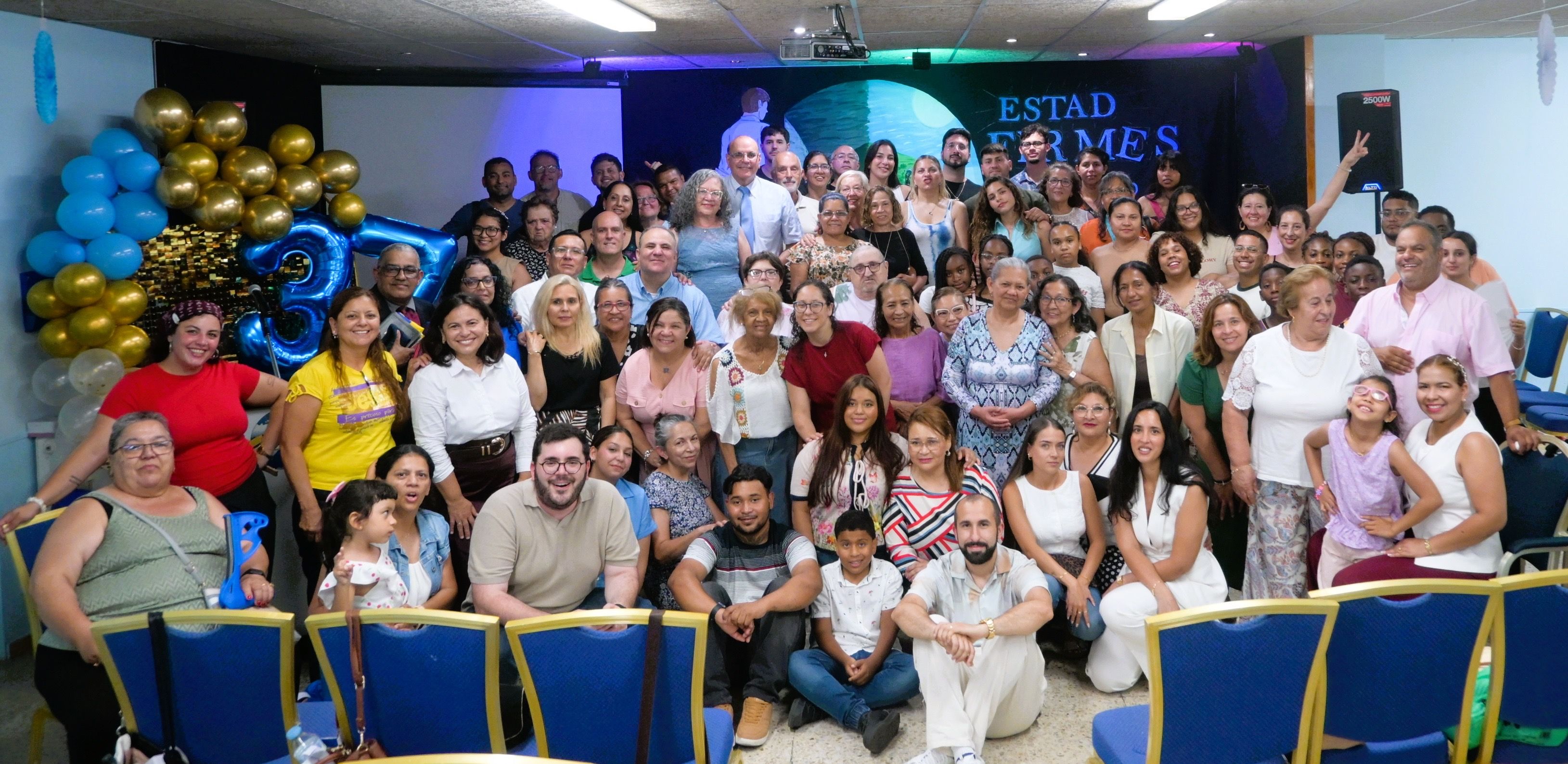 Foto de familia de la congregación MEI Un Nuevo Día